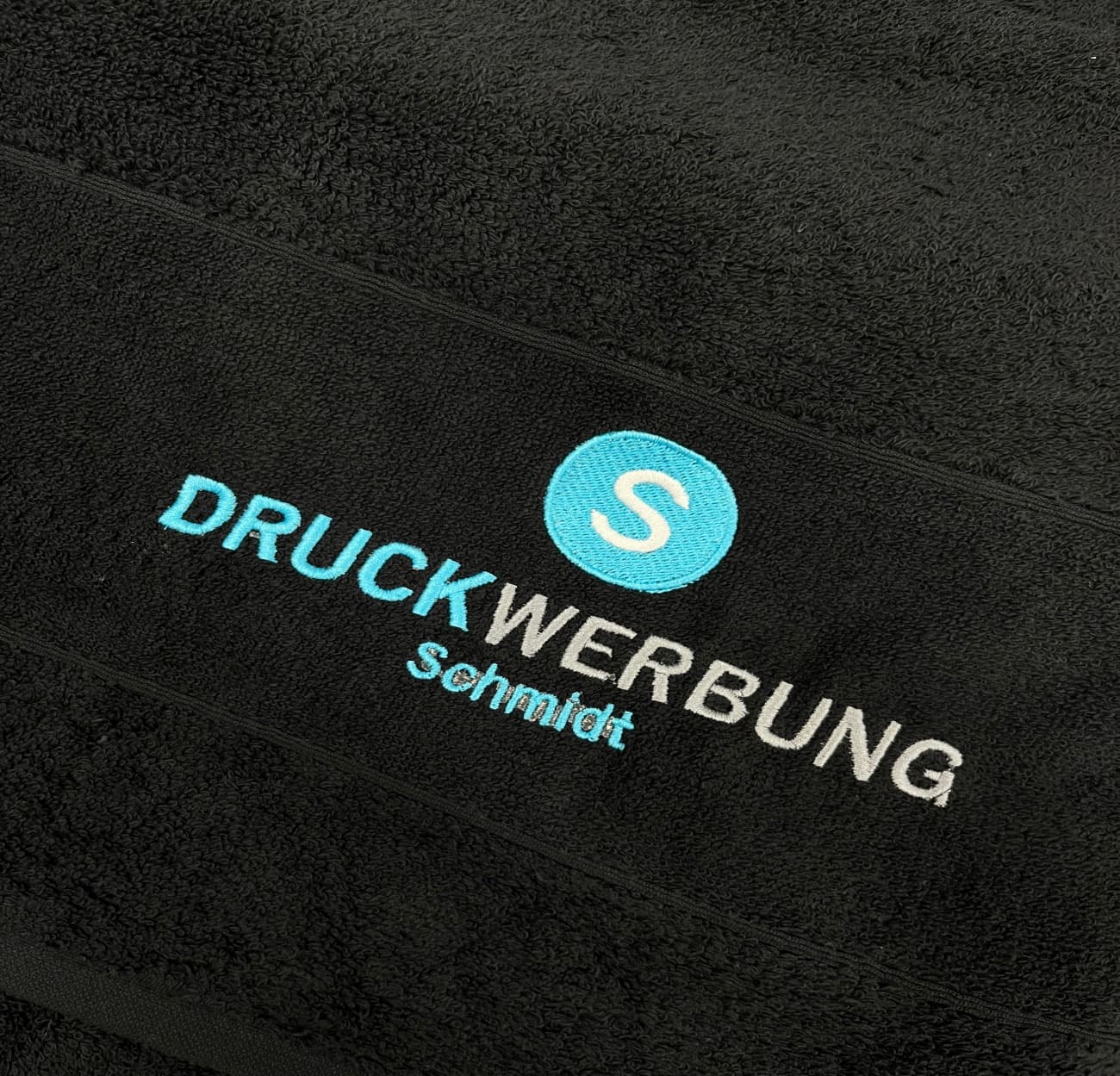 Handtuch mit einem bestickt mit einem individuellen Logo