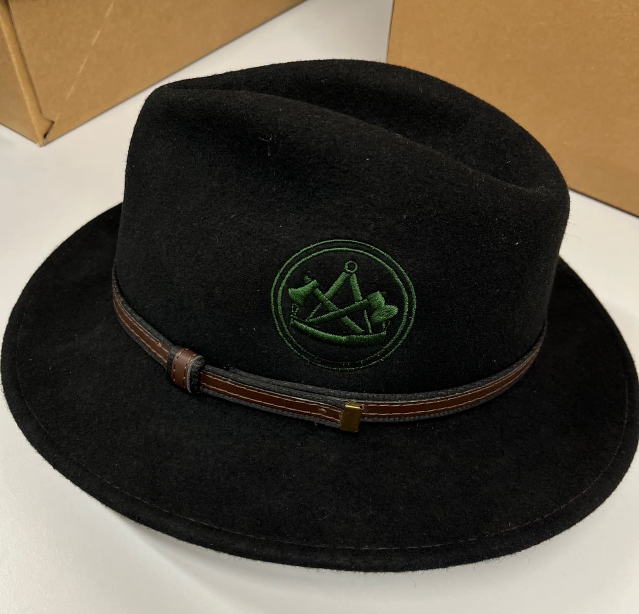 Hut mit einem individuell besticktem Logo