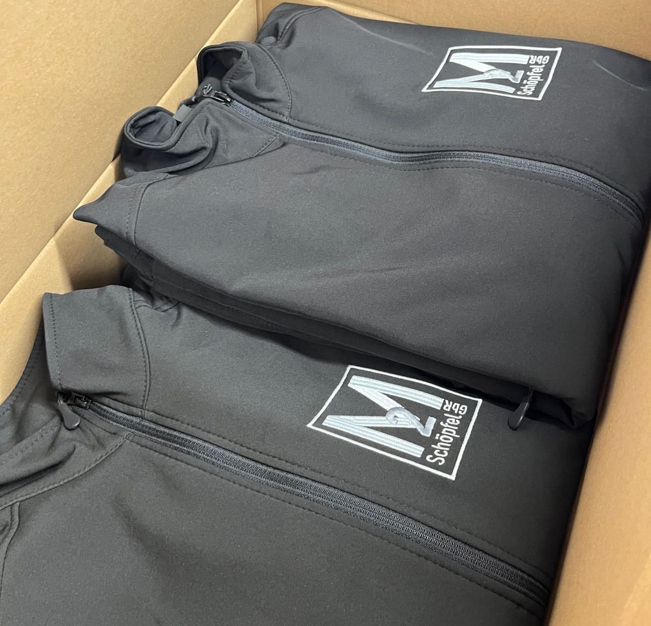 Veredelte Softshell mit einem Firmenlogo auf der Brust