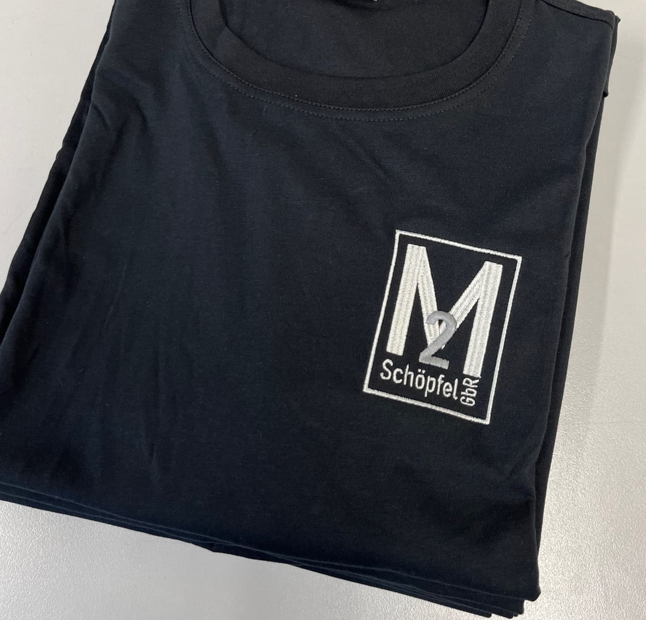 Arbeitsshirts mit einem individuellen Firmenlogo auf der Brust