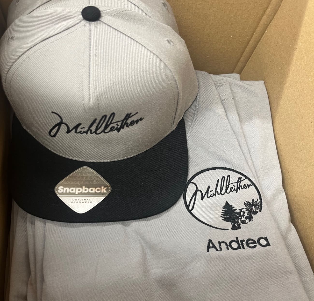 Veredelte T-Shirts und Caps mit einem Firmenlogo