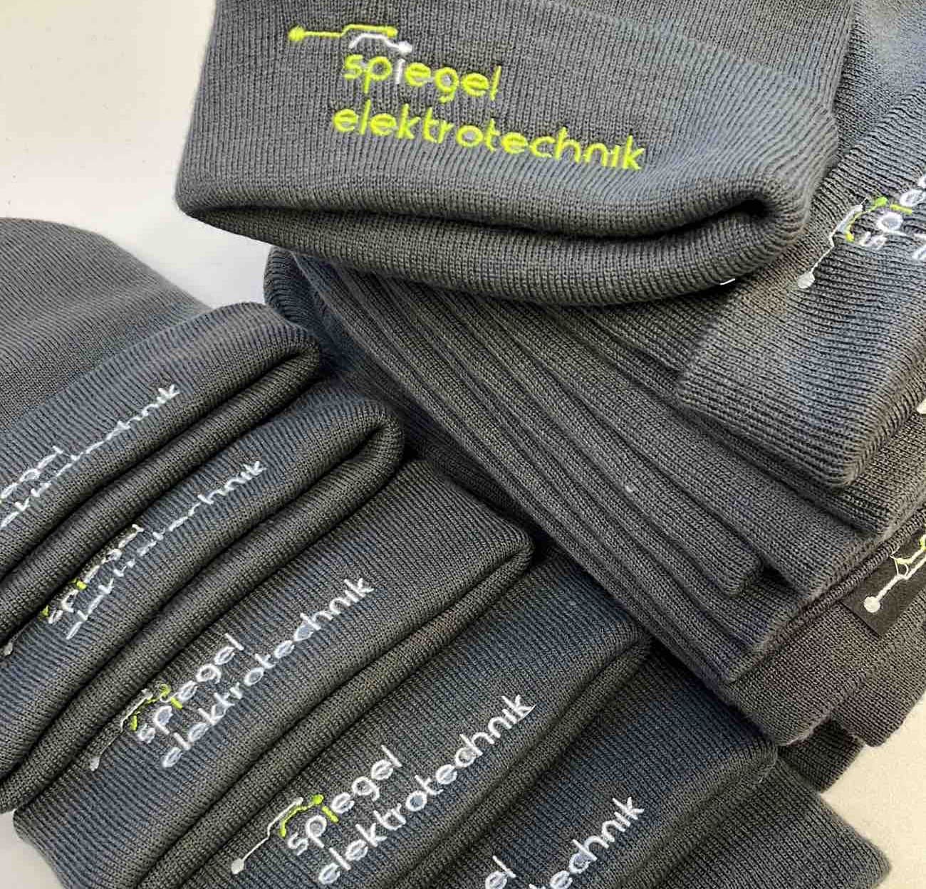 Arbeitskleidung mit einem besticktem Firmenlogo