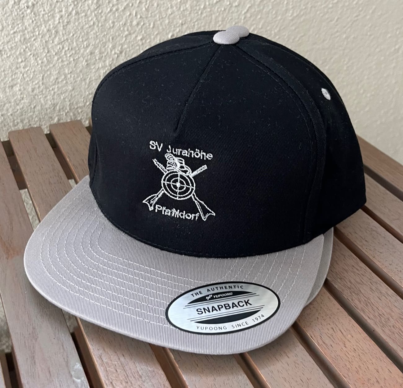 Snapback mit einem besticktem Firmenlogo