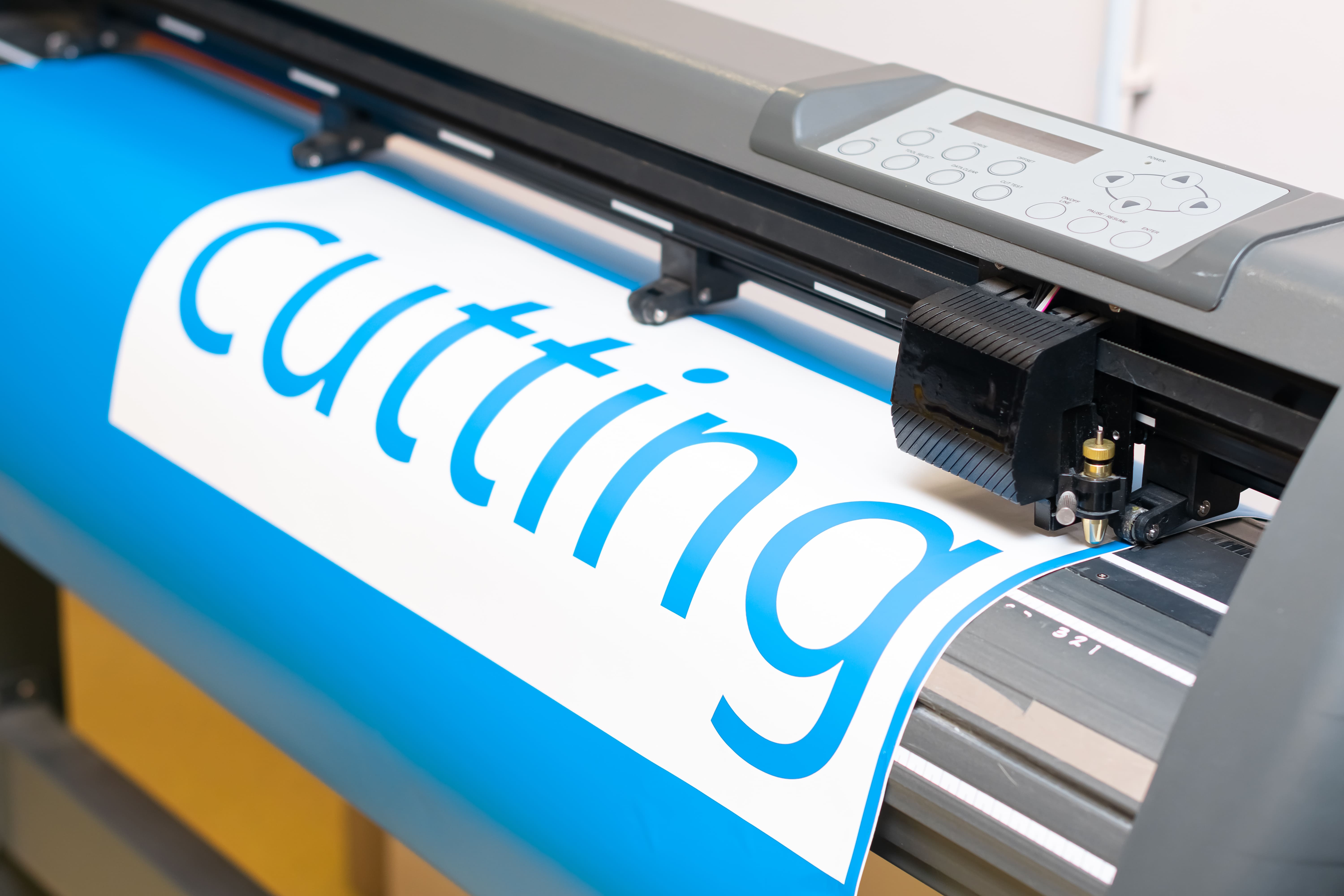 Plottingmaschine im Veredelungsprozess