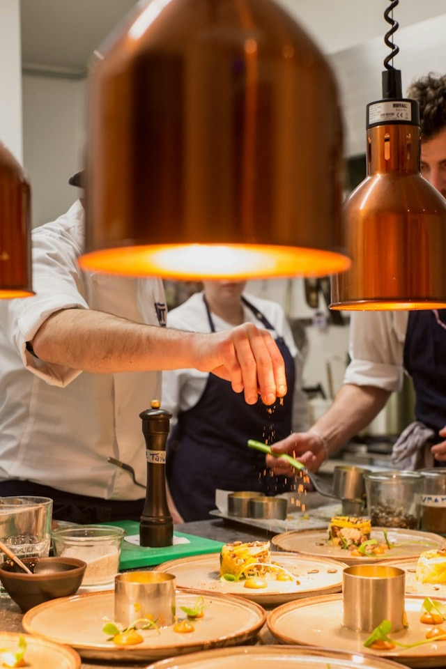 Gastronomie Betrieb mit Arbeitskleidung